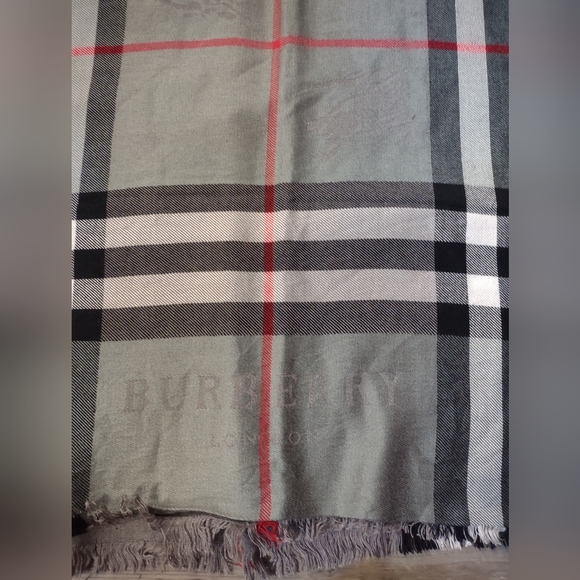 Burberry Gray 100% Cashmere Scarf - Picture 7 of 9